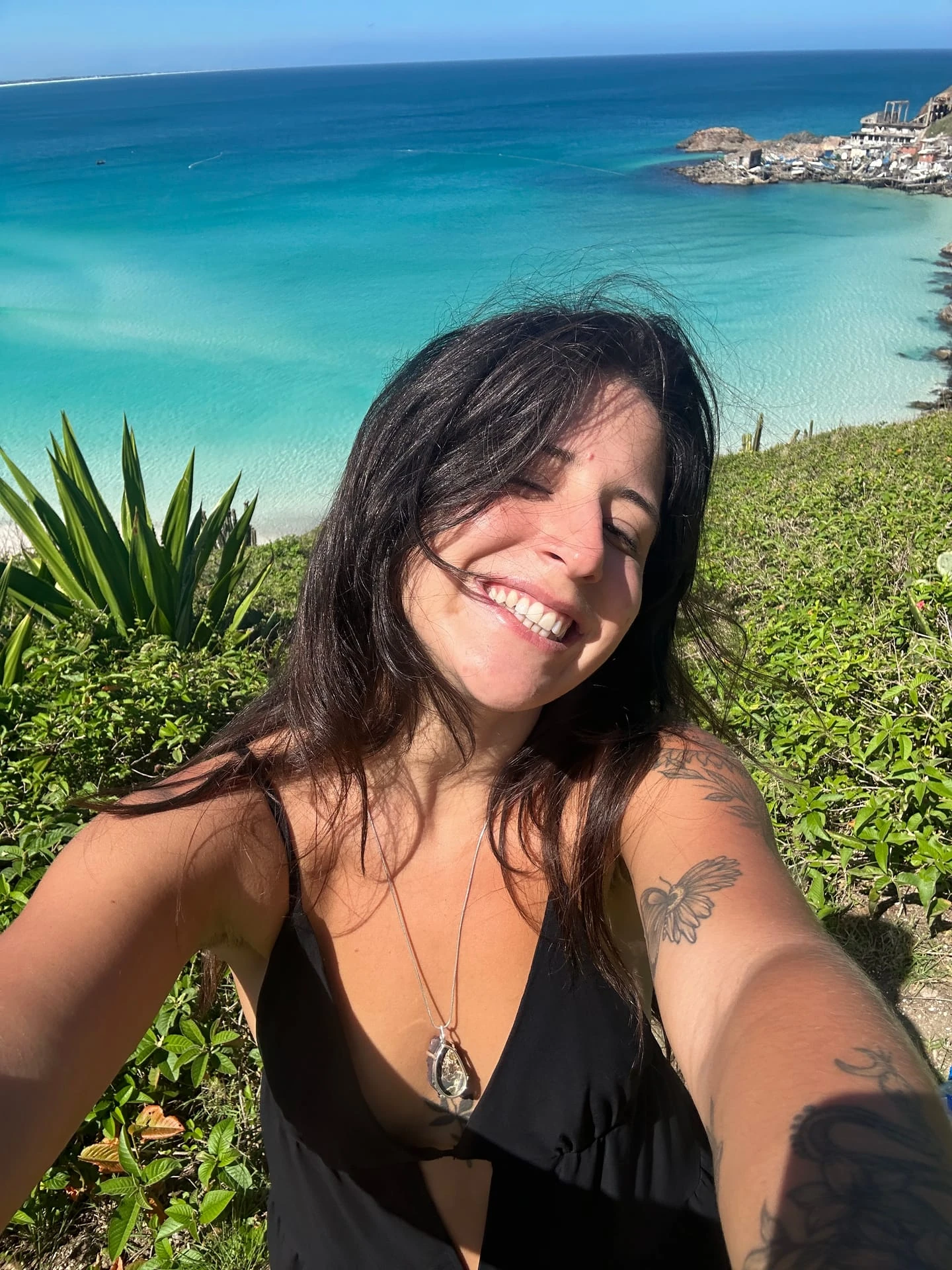Heloise sorrindo na praia